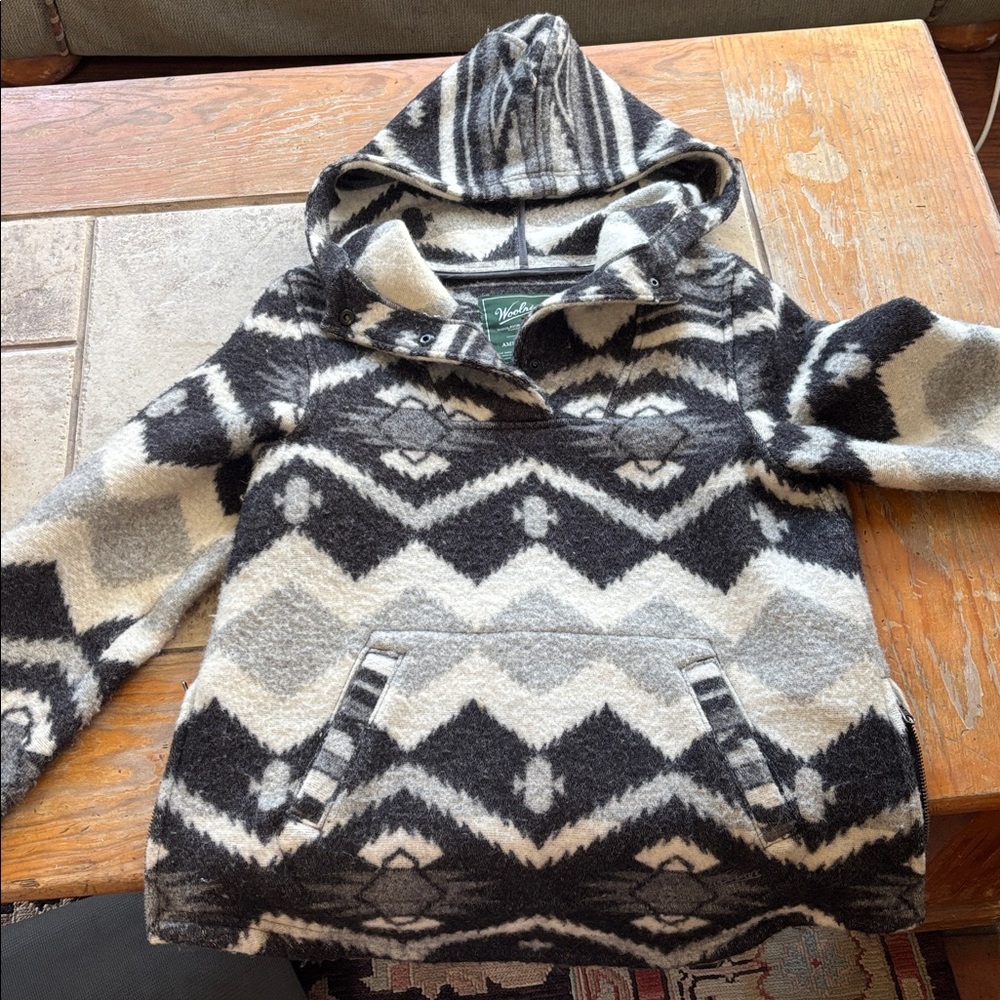 Woolrich American Eagle Black and Cream Geometric Hooded Jacket